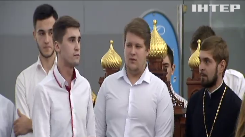 Студенти духовної академії заспівали колядки в аеропорту "Бориспіль"
