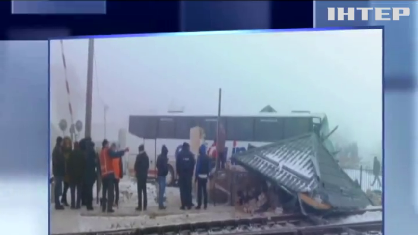 На Буковині автобус влаштував аварію на залізничному переїзді