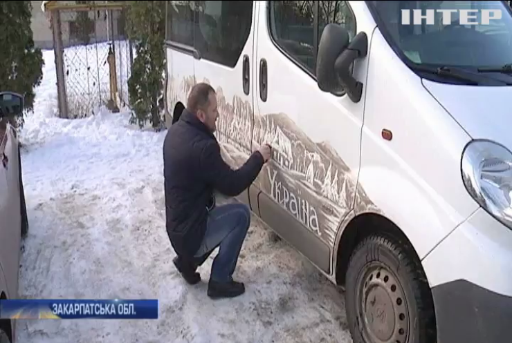 В Ужгороді чоловік розфарбував свій мікроавтобус брудом 