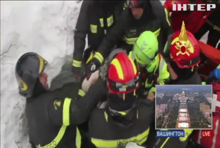 В Италии спасатели ищут туристов, попавших под лавину