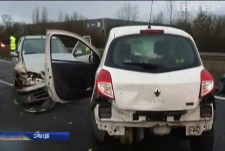 У Франції вантажівка зіткнулася з двома пасажирськими автобусами