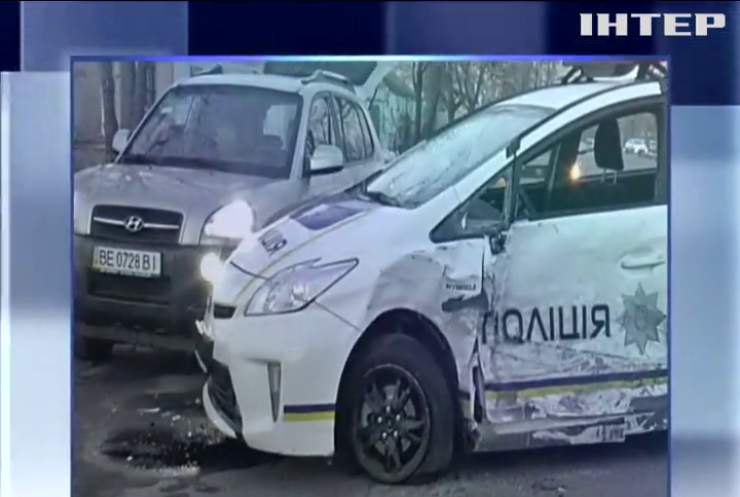 ДТП в Миколаєві: позашляховик протаранив поліцейське авто