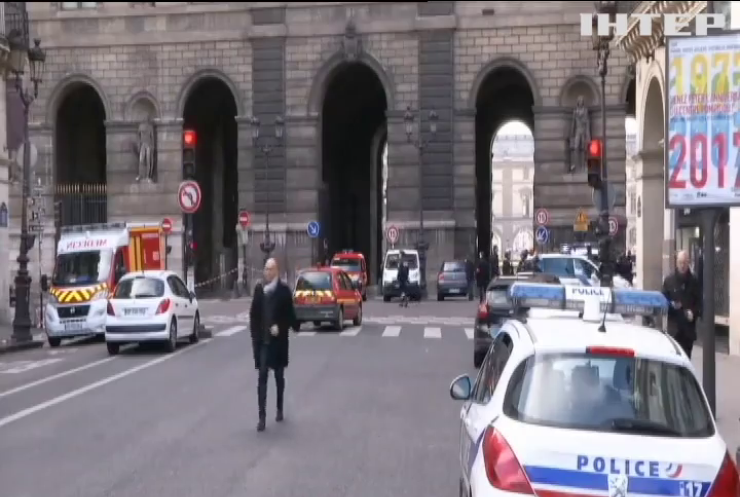 У Луврі охоронець підстрелив відвідувача з ножем