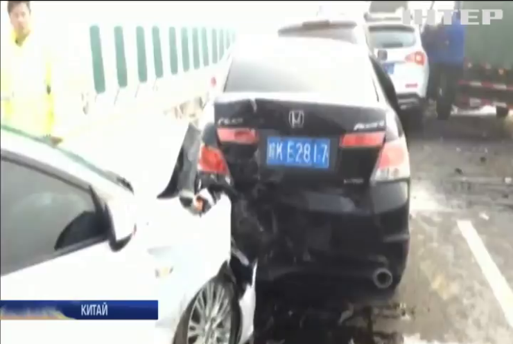 ДТП в Китаї: через густий туман зіткнулися 27 автівок