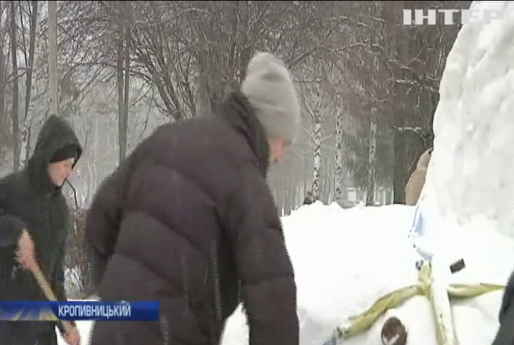 Студенти Кропивницького зліпили величезну снігову бабу
