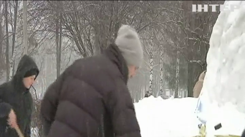 Студенти Кропивницького зліпили величезну снігову бабу