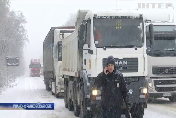 Снегопад в Украине парализовал транспорт на Прикарпатье