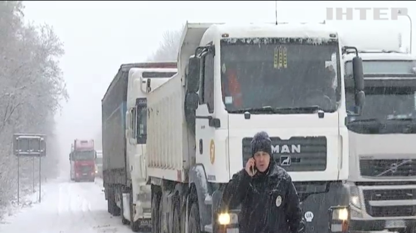 Снегопад в Украине парализовал транспорт на Прикарпатье