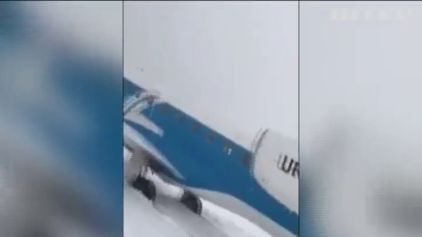 На Прикарпатті пасажирський літак приземлився у полі через негоду 