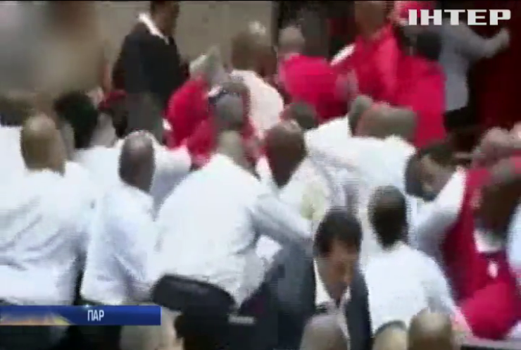У парламенті ПАР побилися білі й червоні