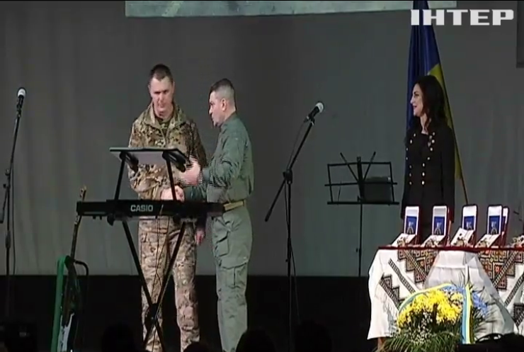 У Черкасах 10 військових нагородили званням "Народного Героя"
