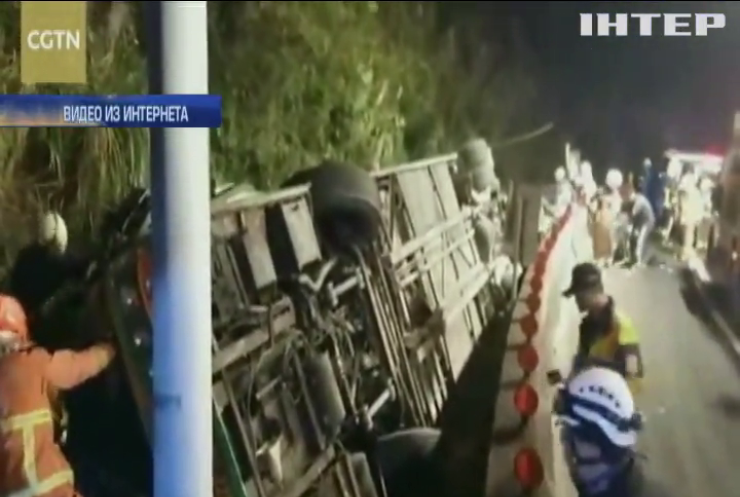 На Тайване автобус с туристами упал с моста