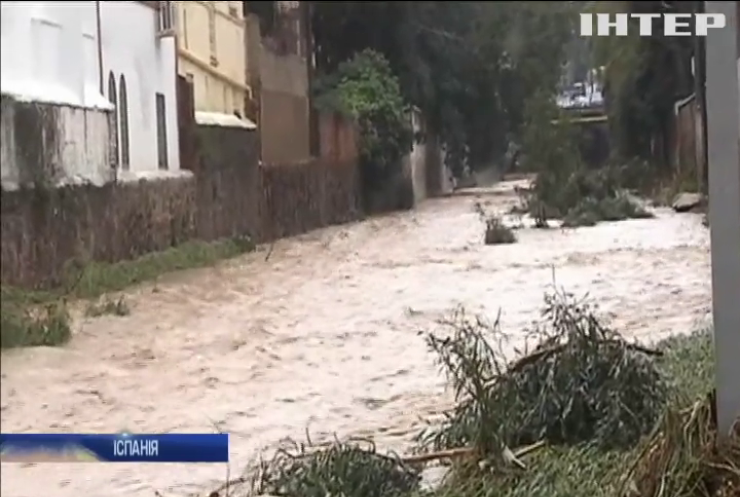 В Іспанії через сильні зливи закрили навчальні заклади
