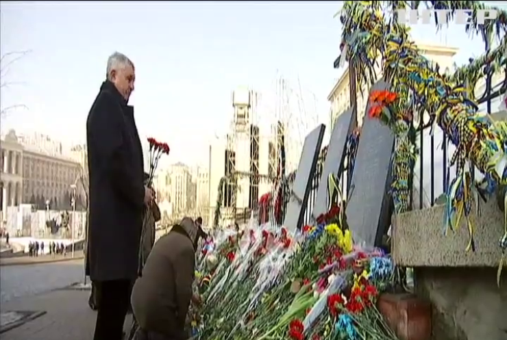 На Майдані тисячі людей прийшли вшанувати пам'ять Небесної Сотні