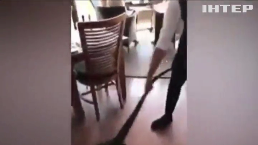 В Австралії офіціантка витягла з ресторану величезну ящірку