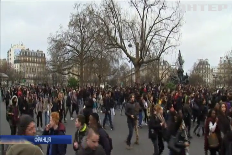 У Парижі підлітки заблокували 16 ліцеїв міста
