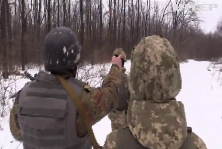 На Донбасі поранено військового України