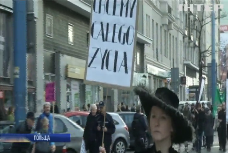 Мітинги в Польщі: жінки відстоюють свої права на аборти
