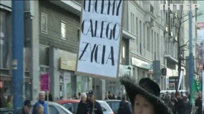 Мітинги в Польщі: жінки відстоюють свої права на аборти