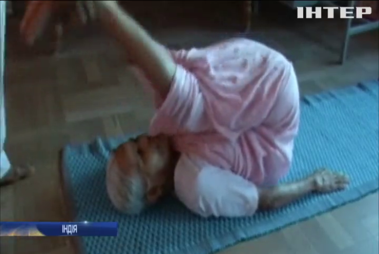В Індії 98-річна жінка влаштовує заняття з йоги для місцевих