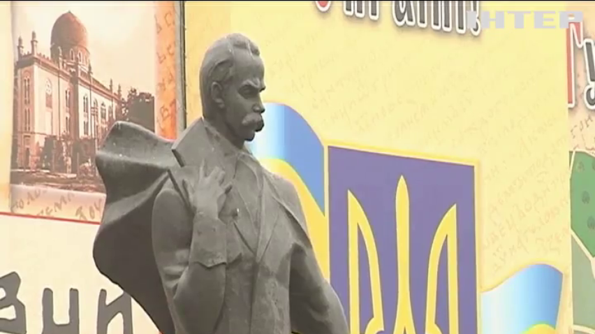 У Чернівцях містяни читали Шевченка на центральній площі