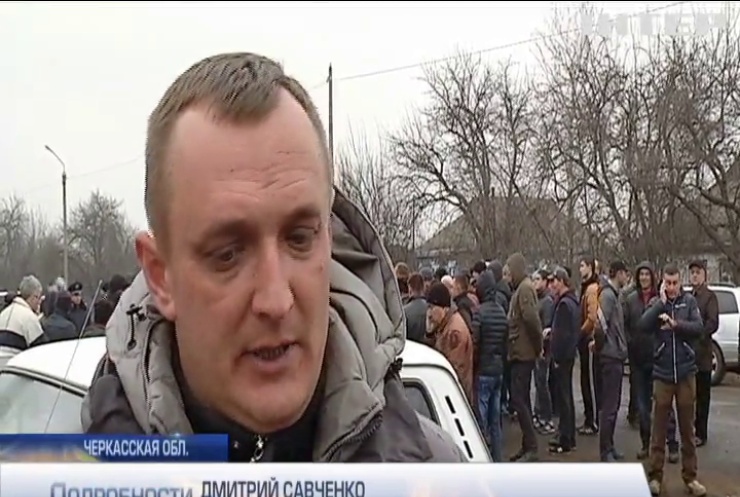 В Черкасской области активисты перекрыли дорогу перегруженным фурам