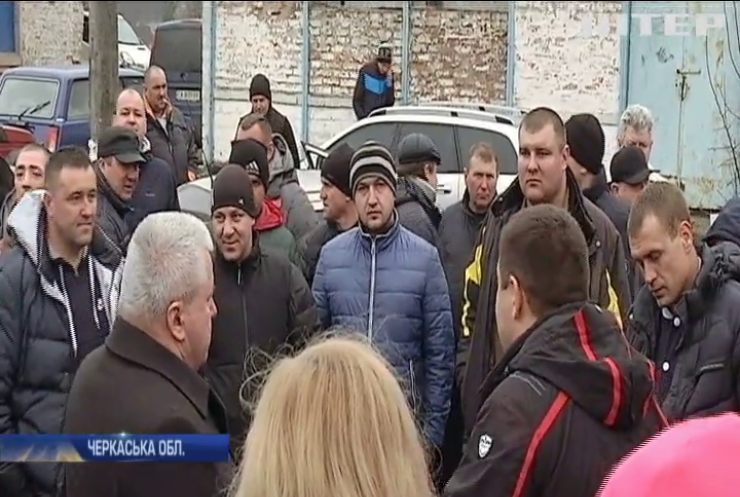 На Черкащині мітингують водії через розбиту ділянку дороги
