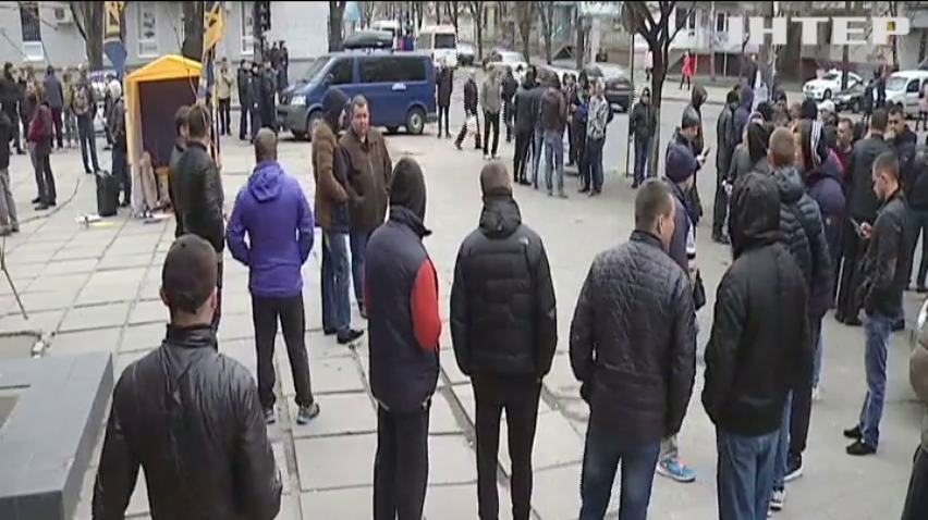 В Днепре активисты заблокировали здание дирекции "Сбербанка России"