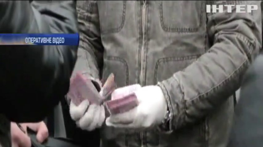 В Чернівцях на хабарі затримали чиновник управління освіти