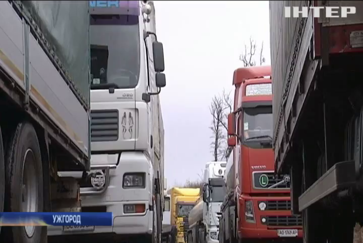 На словацькому кордоні утворилася черга з 200 вантажівок