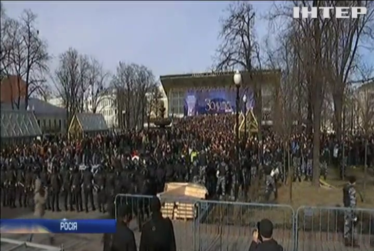 У Москві та Санкт-Петербурзі затримали близько тисячі учасників мітингів