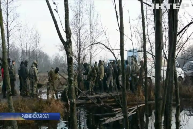 В Ровенской области более 200 янтарных "старателей" заблокировали полицейских