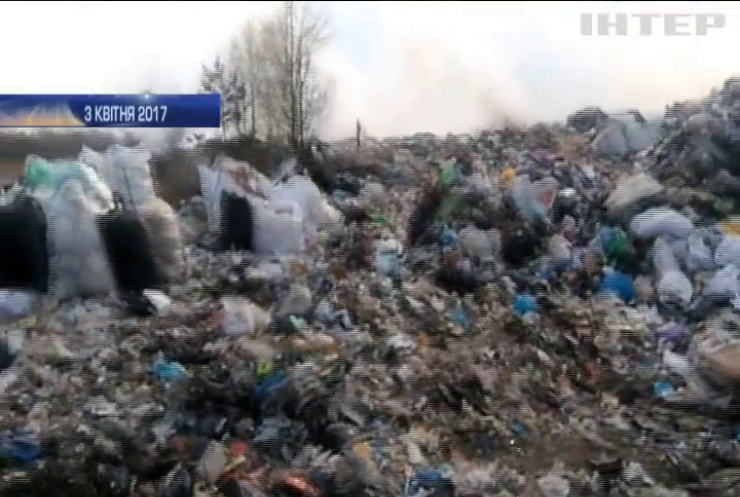 Біля Львова добу гасили пожежу на сміттєзвалищі