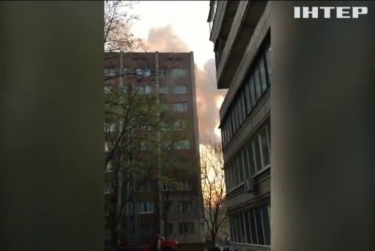 У Києві гасили палаючу багатоповерхівку