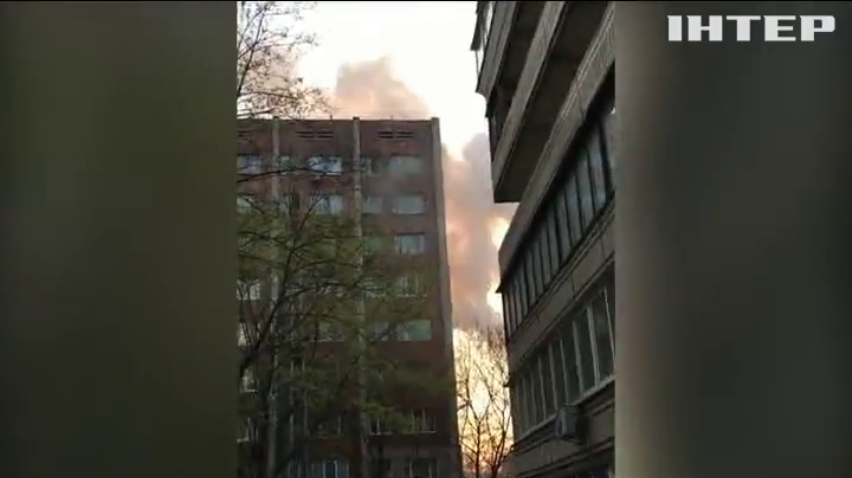 У Києві гасили палаючу багатоповерхівку