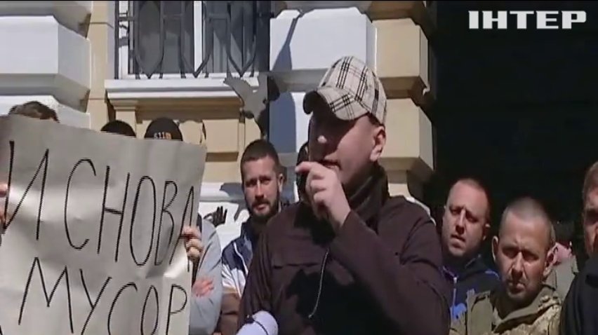 В Одессе майдановцы возмущаются действиями полиции на Аллее Славы (видео)