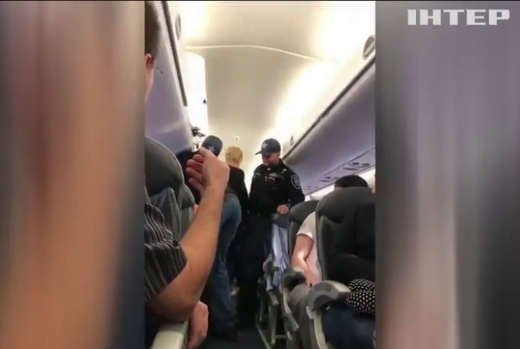 Авіакомпанія United Airlines поверне гроші пасажирам скандального рейсу