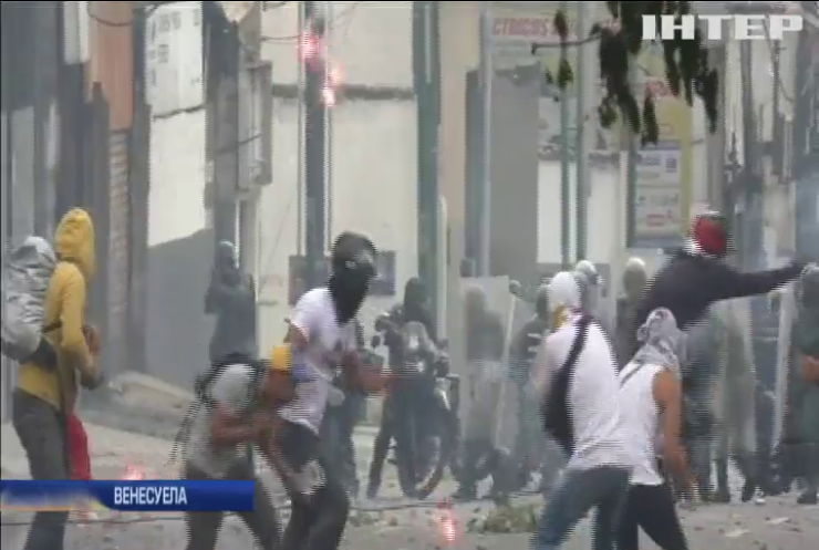 Поліція Венесуели застрелила двох мітингувальників