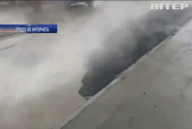 В Тернополе лужи на дорогах заливают асфальтом (видео)