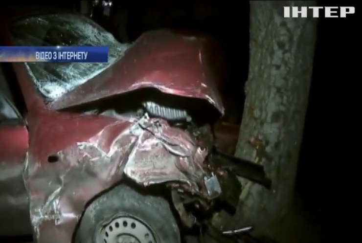 Смертельне ДТП у Миколаєві: водій врізався у дерево 