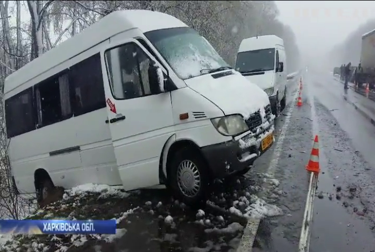 ДТП на Харківщині: мікроавтобус зіткнувся з вантажівкою