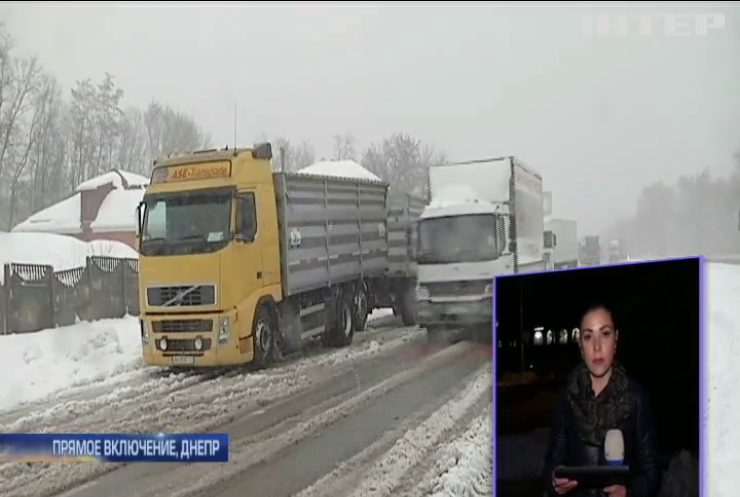Погода в Украине: в Днепре снегопад парализовал движение 