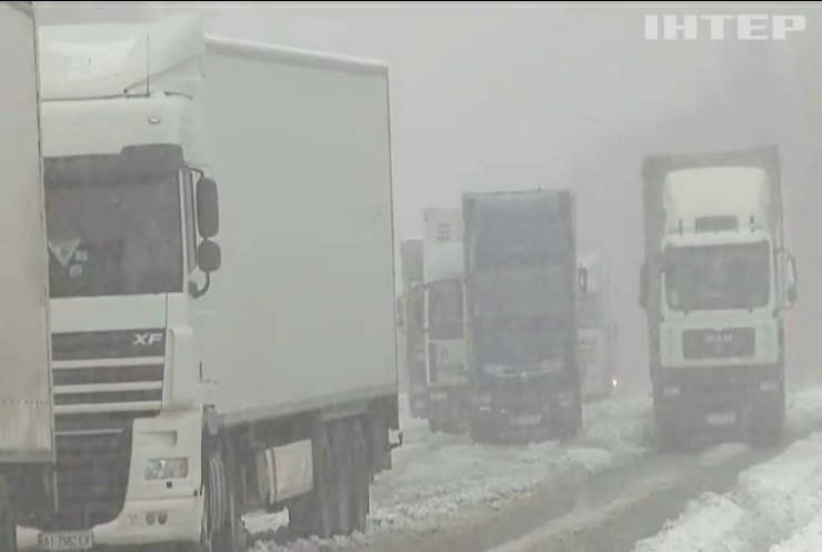 Снігопад в Україні: синоптики застерігають водіїв не втрачати пильність на дорозі