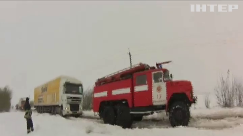 Погода в Украине: в Днепре спасатели устраняют последствия снегопада 