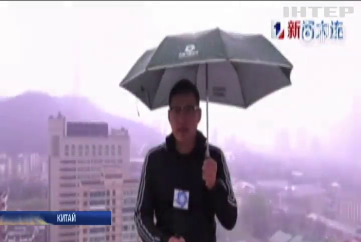 В Китаї блискавка влучила в ведучого прогнозу погоди