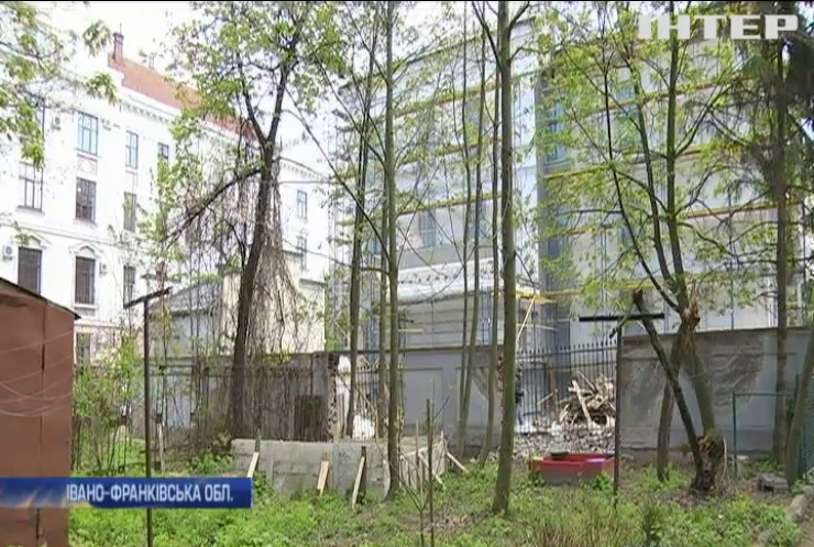В Івано-Франківську влада продала готелю прибудинкову територію багатоповерхівки