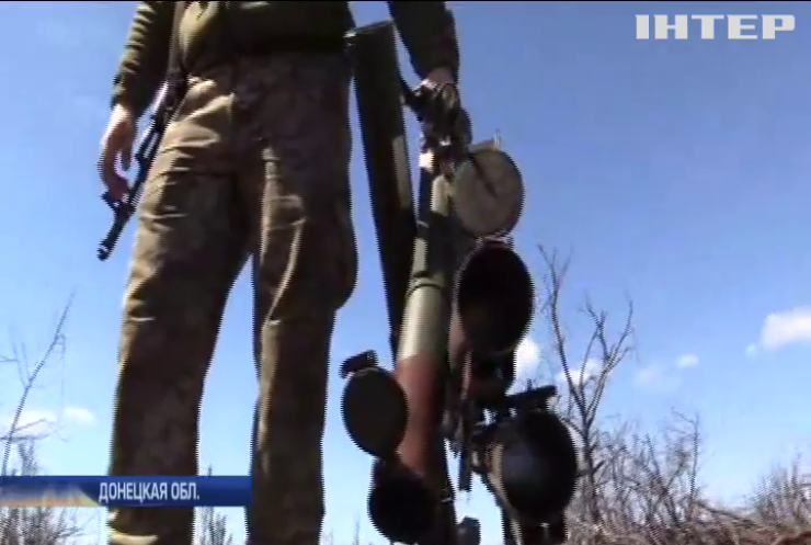 Боевики поджигают блиндажи военных у Ясиноватской трассы
