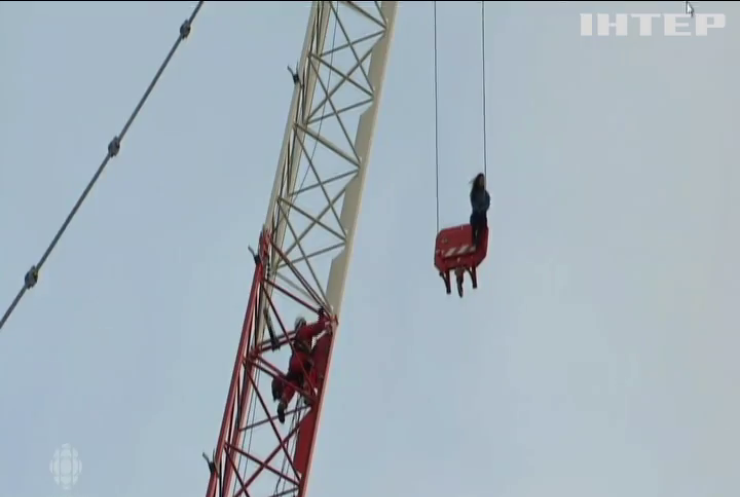 Рятувальники в Канаді зняли дівчину з висотного крана