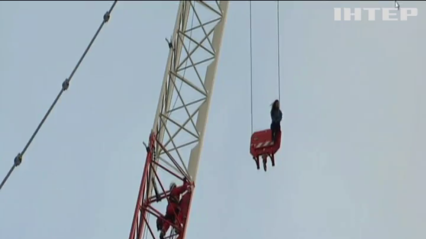 Рятувальники в Канаді зняли дівчину з висотного крана
