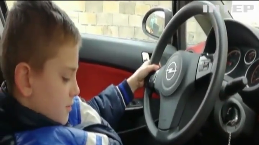 У Франції школяр розбив машину, записуючи відеоурок з водіння